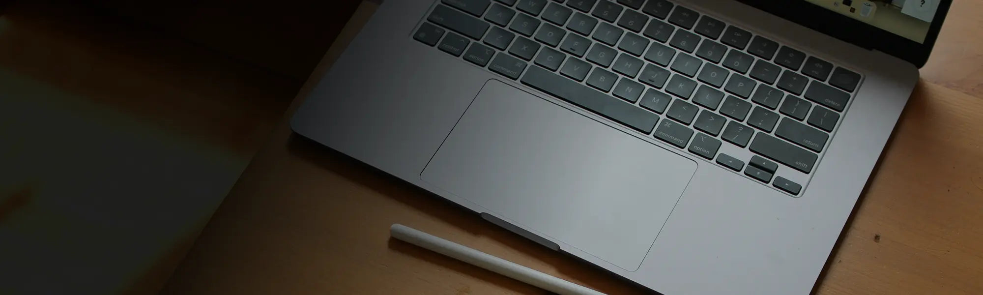 Magsafe oplaadkabel voor macbook op een bureau met macbook