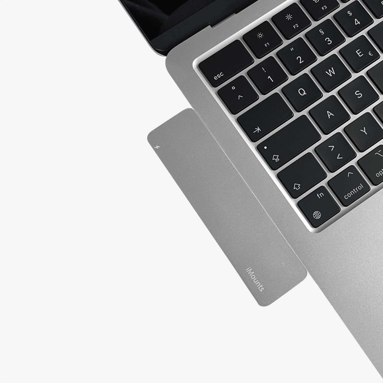 Close-up van de Thunderbolt 3 poort op de zilverkleurige USB-C hub die 5K60Hz beeldoutput en 100W opladen ondersteunt.