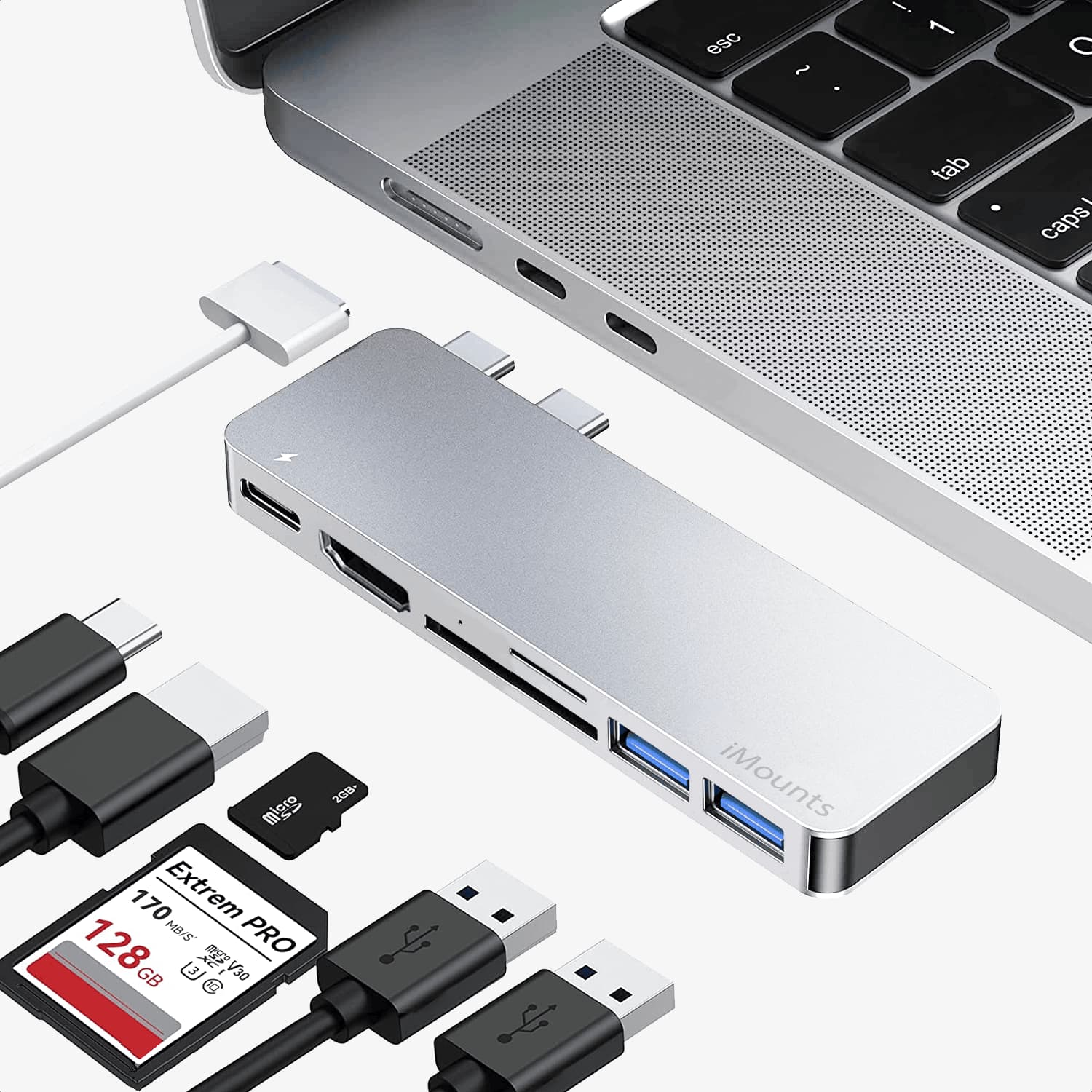Afbeelding van een zilverkleurige USB-C hub, ontworpen voor de MacBook Air 13"/15" met MagSafe 3, naast een MacBook.