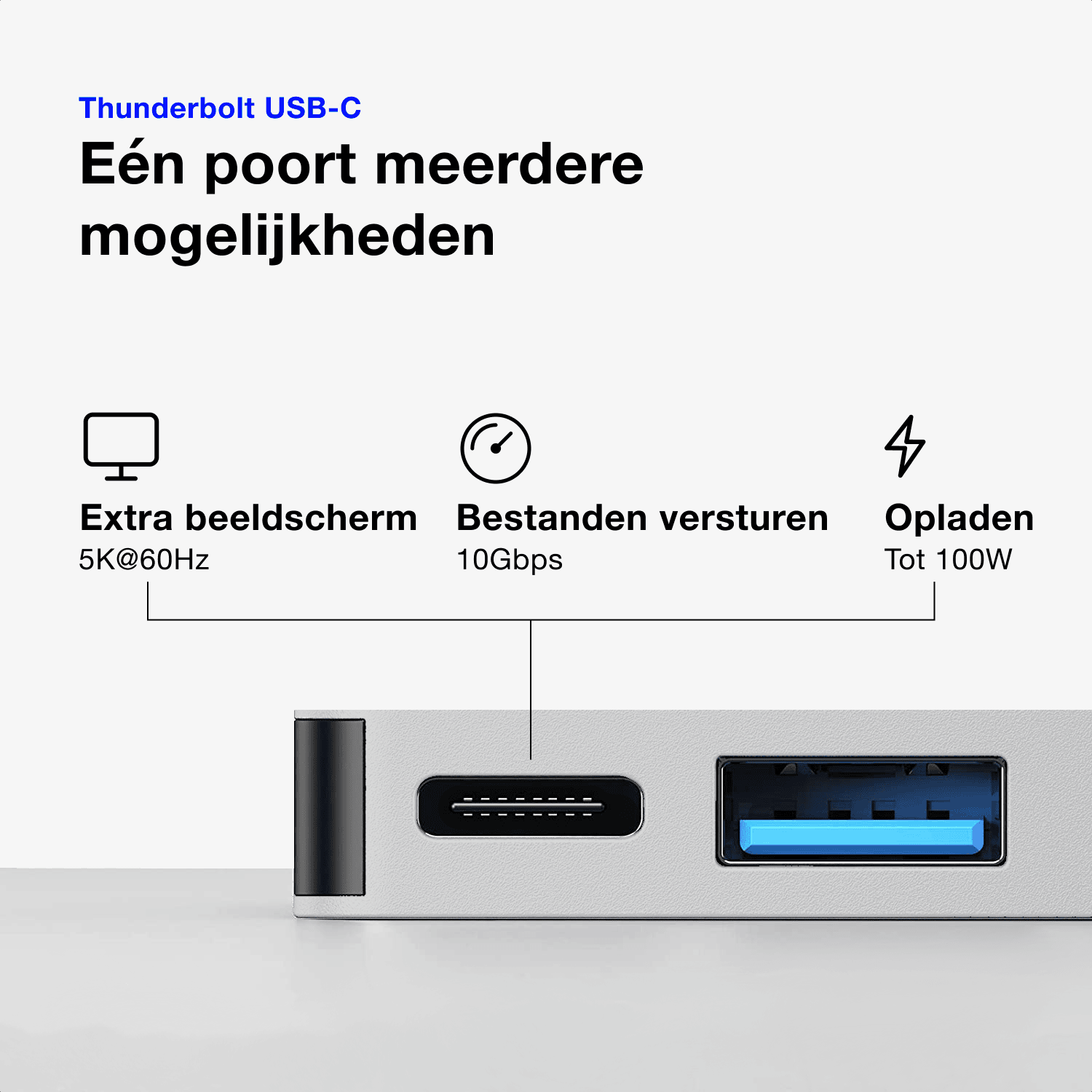 Afbeelding die laat zien hoe de MagSafe 3 oplader probleemloos kan worden gebruikt samen met de zilveren USB-C hub.
