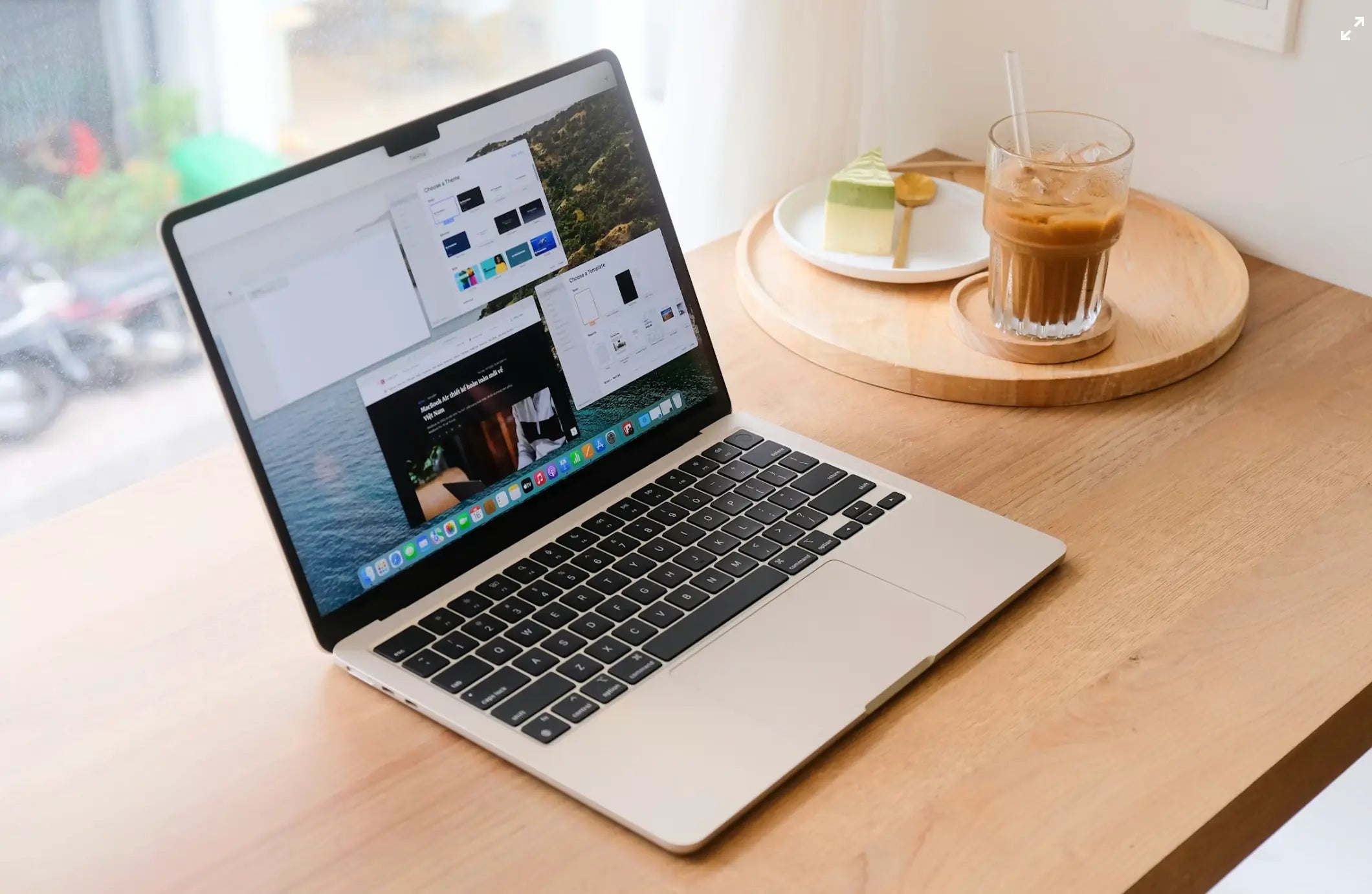macbook air 15 inch op tafel in gebruik
