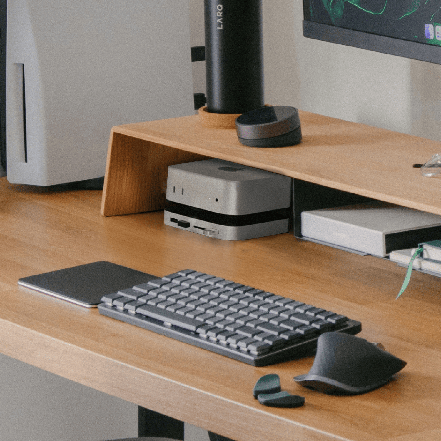 Mac Mini M4 Docking Station – Breid opslag en connectiviteit uit met een ingebouwde SSD-slot, HDMI 4K, SD-lezer en meerdere USB-poorten.
